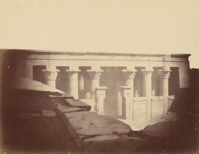 Vooraanzicht van de hoofdzaal van de tempel van Edfu door Théodule Devéria